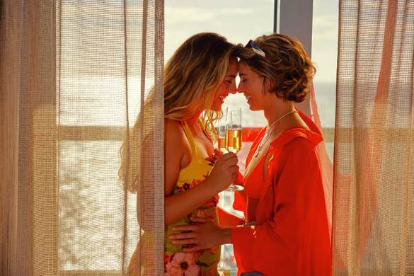 Virgin Voyages, Shake for Champagne - Alberto Oviedo.jpg